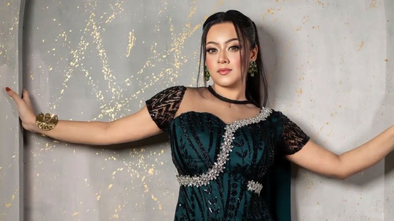 সবুজ গাউনে গ্ল্যামারাস সাজে দীঘি