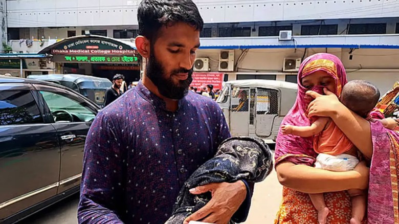 ‘টাকা জোগাড় করে আসার পর মেয়েটাই মারা গেল’