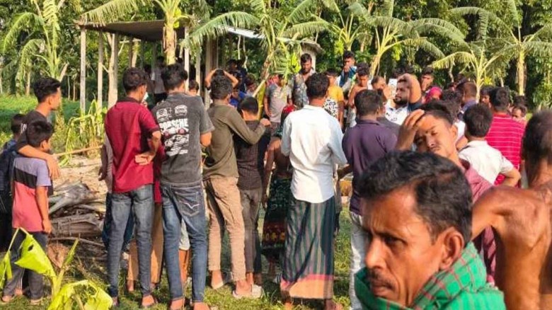 নিখোঁজের ১০ দিন পর পুকুরপাড়ে মিলল মা-মেয়ের লাশ