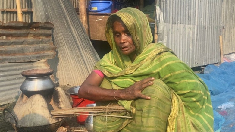 রাস্তার পাশে কুটিরে বৃদ্ধ দম্পতির মানবেতর জীবন