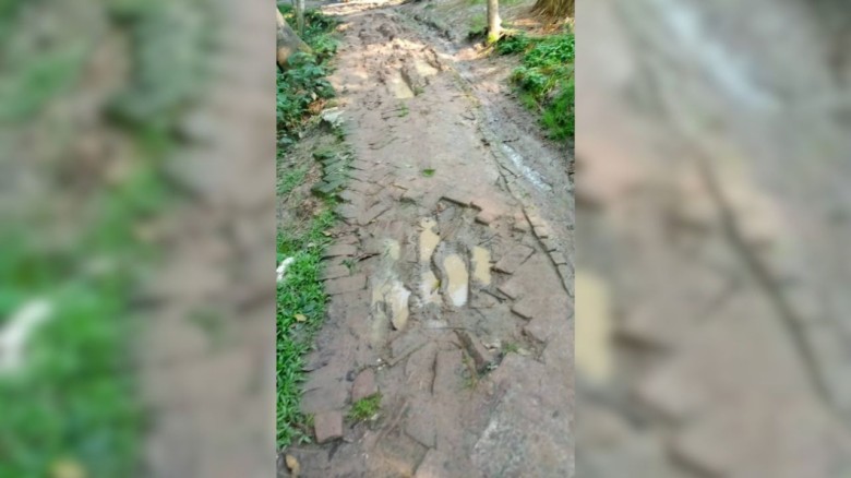 পাকুড়িয়ায় কাদা-ধুলোয় বন্দি জনজীবন