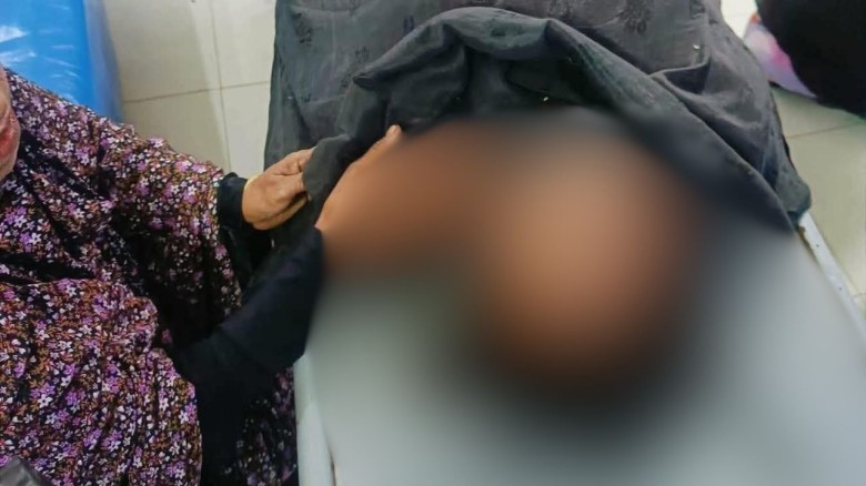 ফেসবুকে হা-হা রিঅ্যাক্ট: ছেলেকে বাঁচাতে গিয়ে মা নিহত