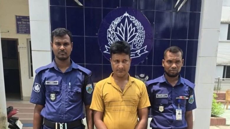 নিয়ামতপুরে মাদক ব্যবসায়ী গ্রেপ্তার