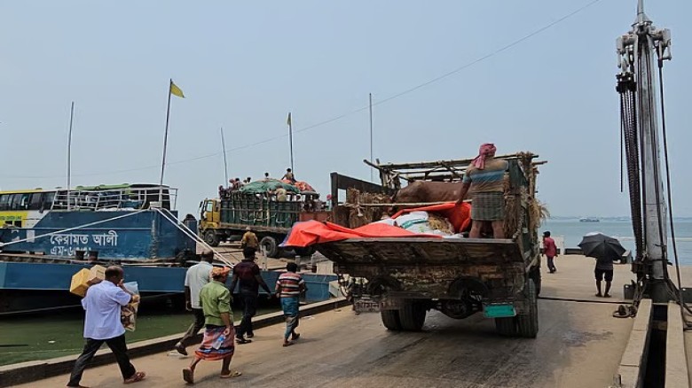 বৈরী আবহাওয়ায় পাটুরিয়া-দৌলতদিয়া নৌরুটে লঞ্চ চলাচল বিঘ্নিত