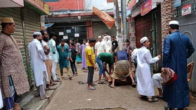 রাজধানীর পাড়া-মহল্লায় চলছে পশু কোরবানি, কসাইদের ব্যস্ততা তুঙ্গে
