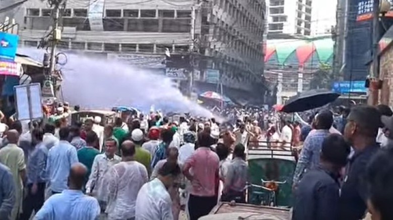 মতিঝিলে ইসলামী ব্যাংক কার্যালয়ের সামনে সংঘর্ষ, পুলিশের লাঠিপেটা ও জলকামান নিক্ষেপ