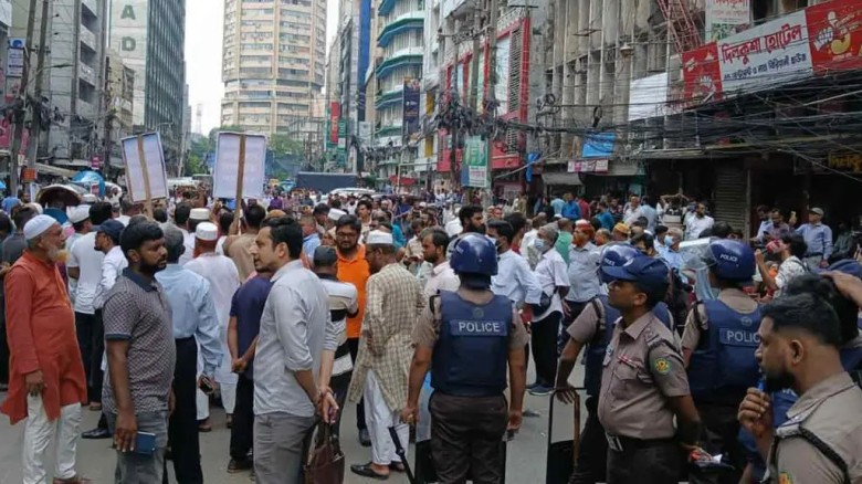 লাঠিচার্জ-জলকামান-টিয়ারগ্যাসেও সরেননি বিক্ষোভকারীরা