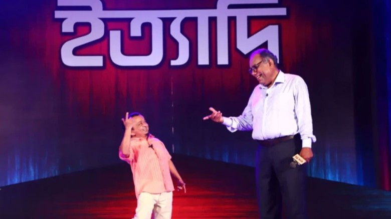 দেশ ঘুরে এবার নরসিংদীতে হানিফ সংকেতের ‘ইত্যাদি