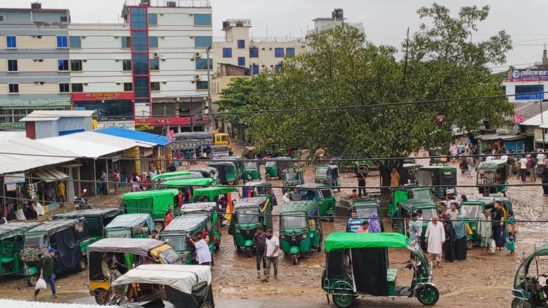দীঘিনালা বাস টার্মিনালে ঢাকামুখী মানুষের ভিড়