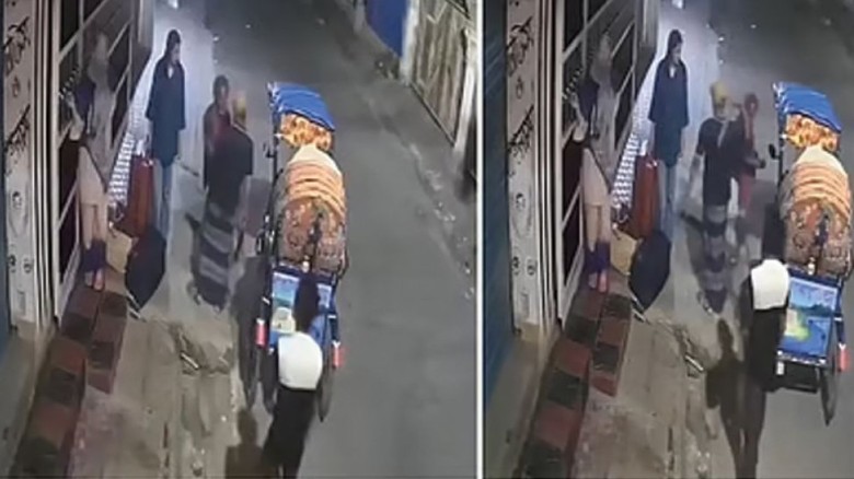 মোহাম্মদপুরে বাসার গেটে চাপাতি ঠেকিয়ে দুই নারীর লাগেজ ছিনতাই