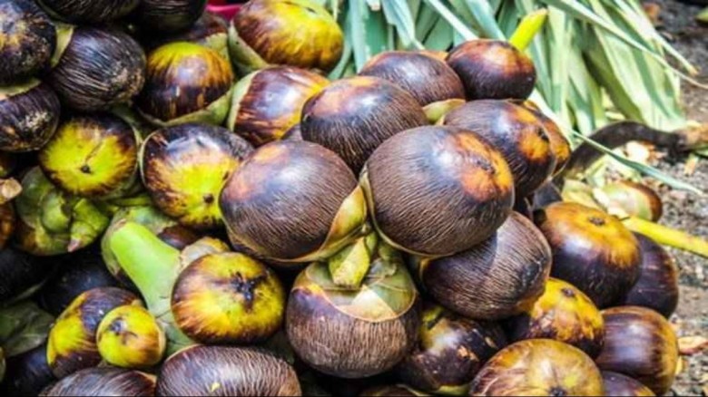 কোটচাঁদপুরে তালের শাঁসের দোকানে ভিড়