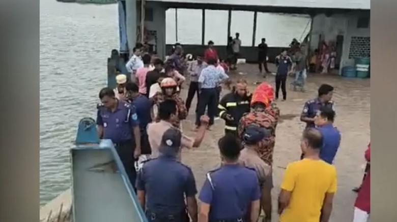 দৌলতদিয়া ঘাটে নিয়ন্ত্রণ হারিয়ে আবারও বাস পড়ল নদীতে