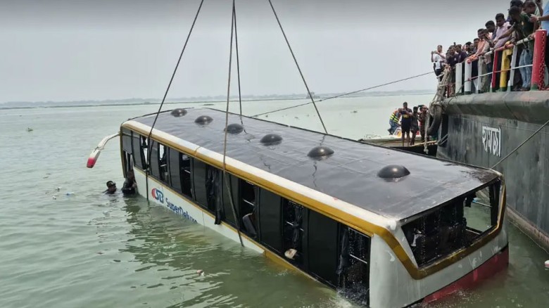 পদ্মায় ডুবে যাওয়া বাস উদ্ধার, কোনো হতাহতের ঘটনা ঘটেনি