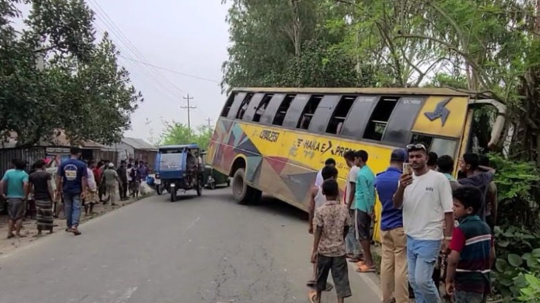 বেলকুচিতে বাসের ধাক্কায় নিহত ৩