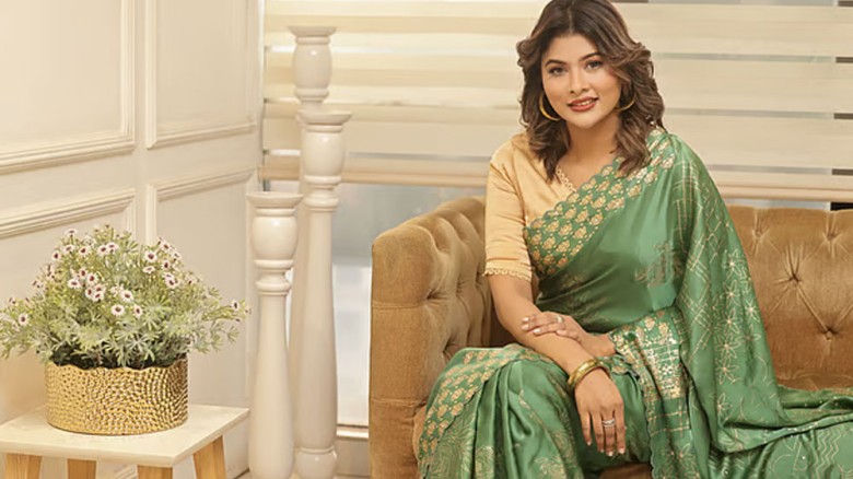 টয়ার মতো স্টাইলিশ হতে চান শাড়ির সঙ্গে ব্লাউজ