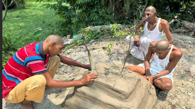 ক্ষুধা লাগলে মায়ের চিতায় ছুটে যান প্রতিবন্ধী তিন ভাই