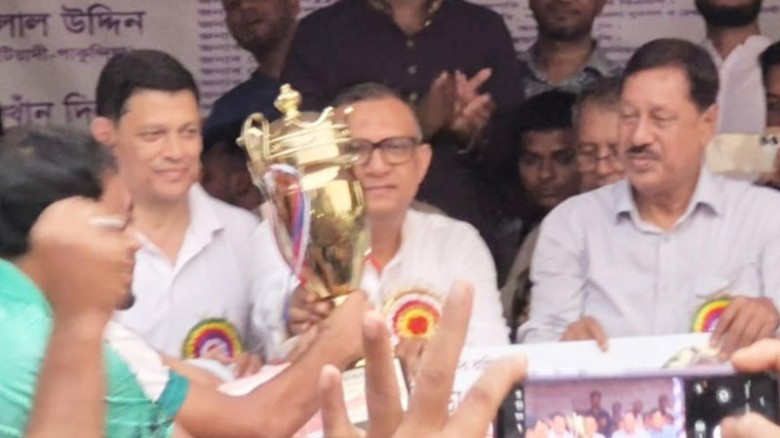 কটিয়াদীতে গোল্ডকাপ ফুটবলের শিরোপা জিতল বোয়ালিয়া