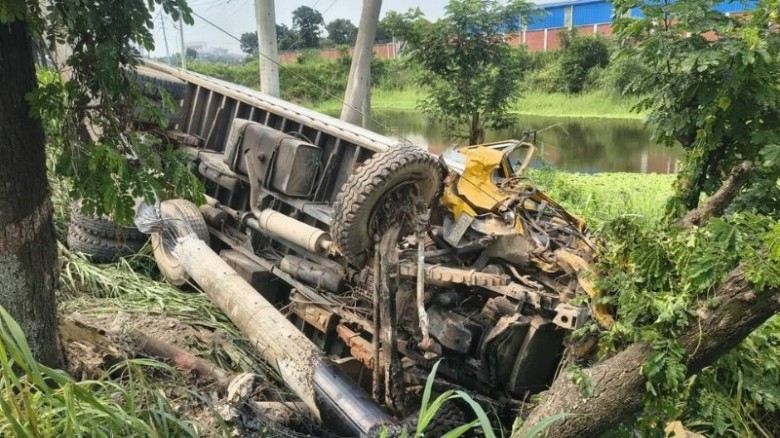 সোনারগাঁওয়ে কাভার্ড ভ্যান উল্টে চালক নিহত