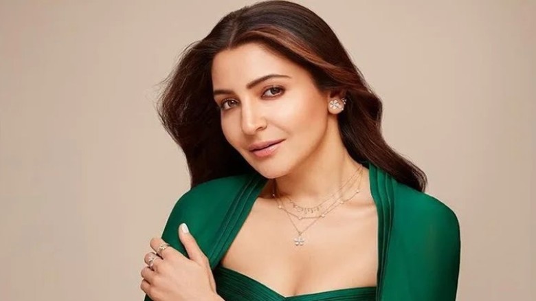 আনুশকাকে ‘অশিক্ষিত সেলেব’ বলে কটাক্ষ