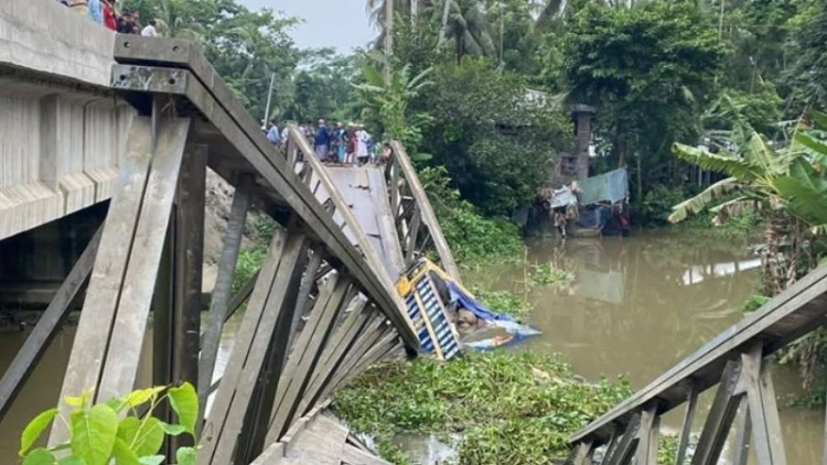 বেইলি সেতু ভেঙে আলুবোঝাই ট্রাক খালে