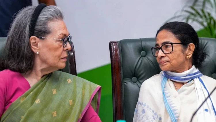 সোনিয়া গান্ধীর সঙ্গে মমতার বৈঠক ঘিরে গুঞ্জন; দল বাঁচাতে কী কংগ্রেসে ফিরছেন মমতা?