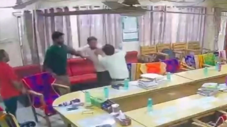 ফিল্টার নিয়ে অধ্যক্ষ-অধ্যাপকের মারামারি: ভিডিও ভাইরাল