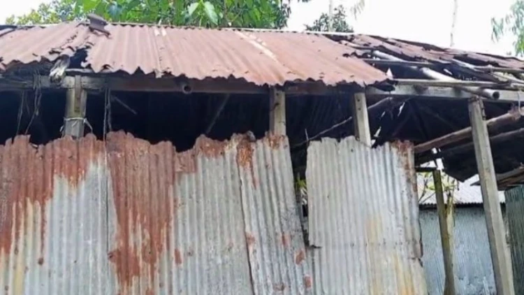 পীরগাছায় ঘরের অভাবে মানবেতর জীবনযাপন