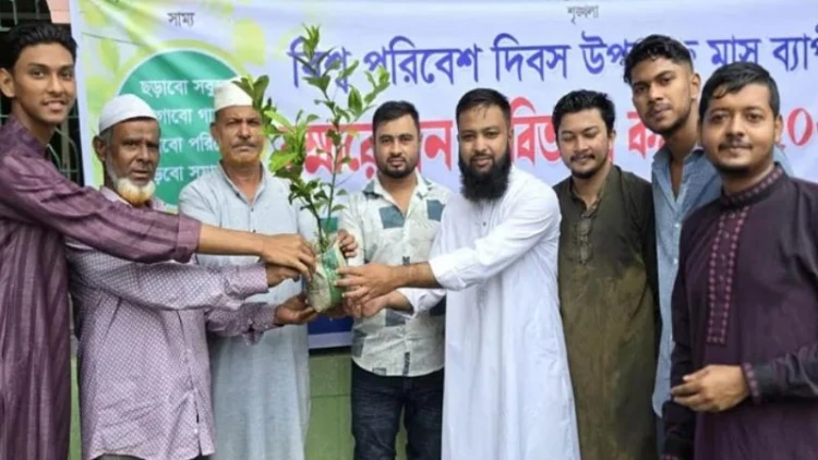 জুমার প্রথম ১০০ মুসল্লি পেলেন গাছ উপহার