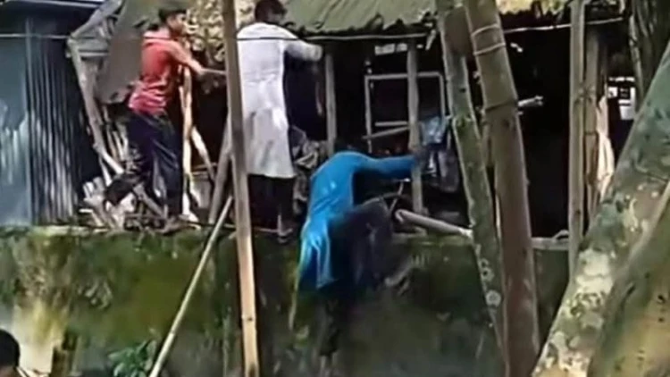 ময়মনসিংহে মাদক ব্যবসায়ীদের বাড়ি ভাঙচুর