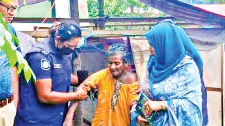 বৃদ্ধাকে উদ্ধার করে চিকিৎসা, প্রশংসায় ভাসছেন ইউএনও