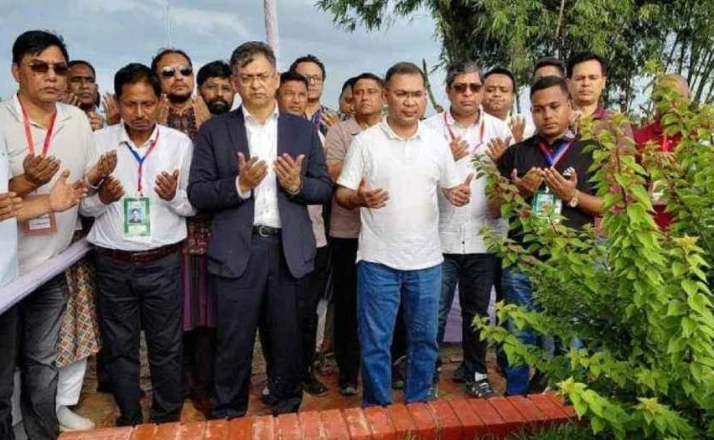শহীদ ওয়াসিমের কবর জিয়ারত করলেন প্রধানমন্ত্রী