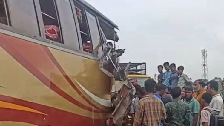 ভাঙ্গায় ত্রিমুখী সড়ক দুর্ঘটনায় আহত ১৫