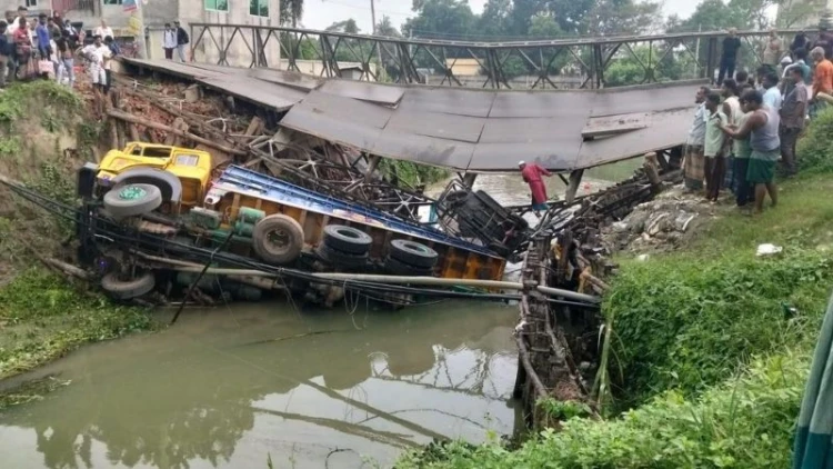 গোপালগঞ্জে বেইলি ব্রিজ ভেঙে ট্রাক খালে