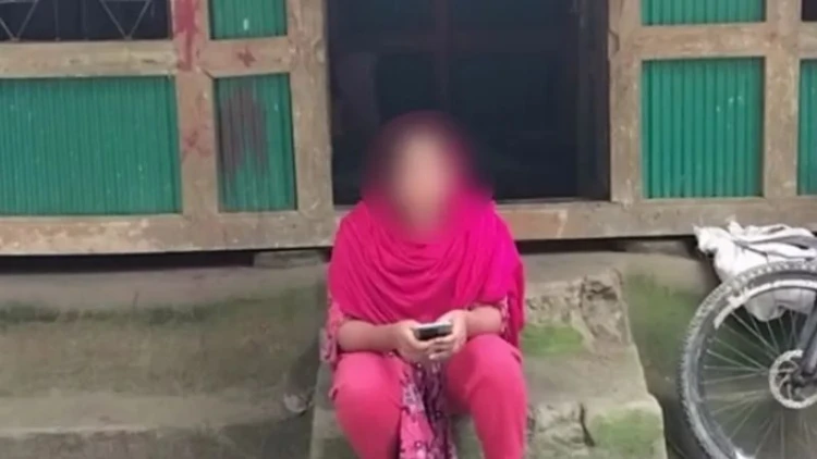 বিয়ের দাবিতে প্রেমিকের বাড়িতে তরুণীর অনশন