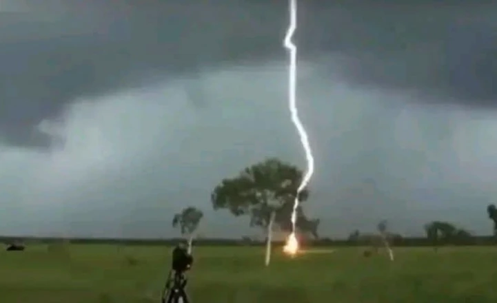 ফুটবল খেলার সময় বজ্রাঘাতে যুবকের মৃত্যু
