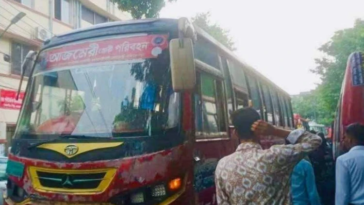 ঢাকা পলিটেকনিকে আজমেরী গ্লোরী পরিবহনের বাস অবরুদ্ধ