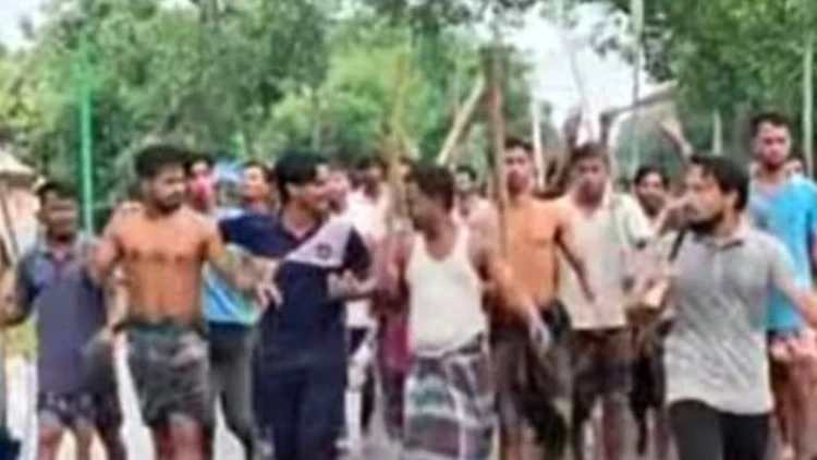 মাদক কারবারিদের বাড়ি ভাঙল বিক্ষুব্ধ জনতা