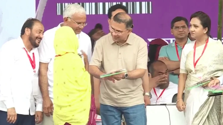 ফ্যামিলি কার্ড বিতরণ কার্যক্রমের উদ্বোধন করলেন প্রধানমন্ত্রী