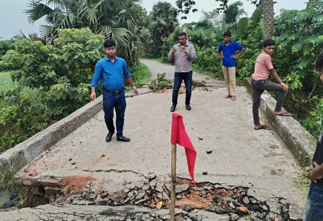 গাজীপুরে খালের ওপর সেতুতে ভয়াবহ ফাটল, ধসের শঙ্কা