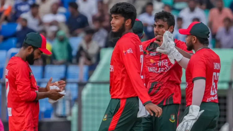 পাওয়ার প্লেতেই তিন উইকেট হারাল অস্ট্রেলিয়া