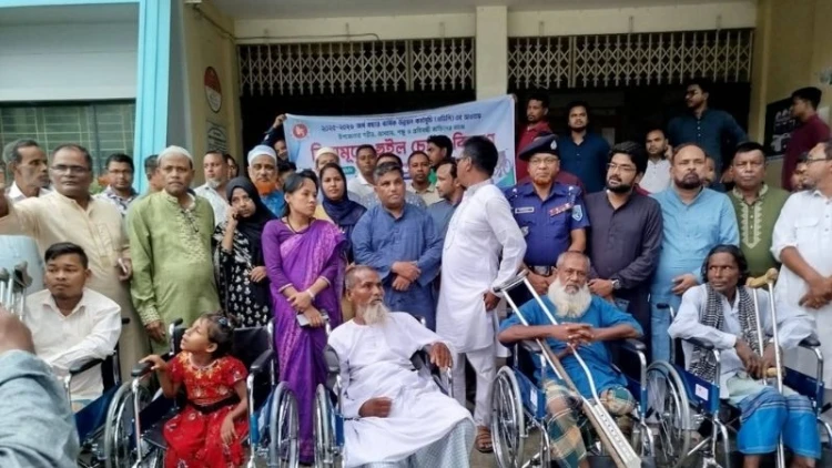 আটোয়ারীতে ১৮ প্রতিবন্ধীকে হুইলচেয়ার দান