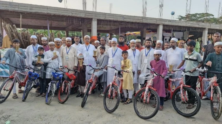 জামাতে নামাজ পড়ে বাইসাইকেল পেল ৯ কিশোর