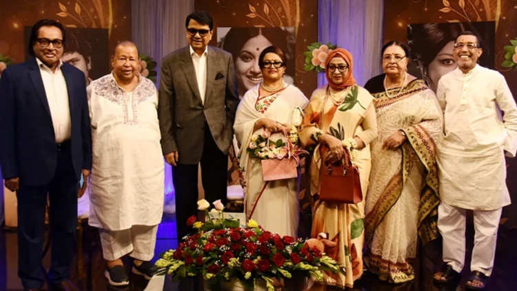 পুতুলগুলো তাদের ছেলেবেলায় ফিরিয়ে নিয়ে গেল