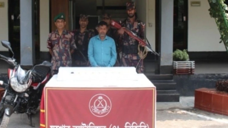 যশোরে স্বর্ণের বারসহ পাচারকারী আটক