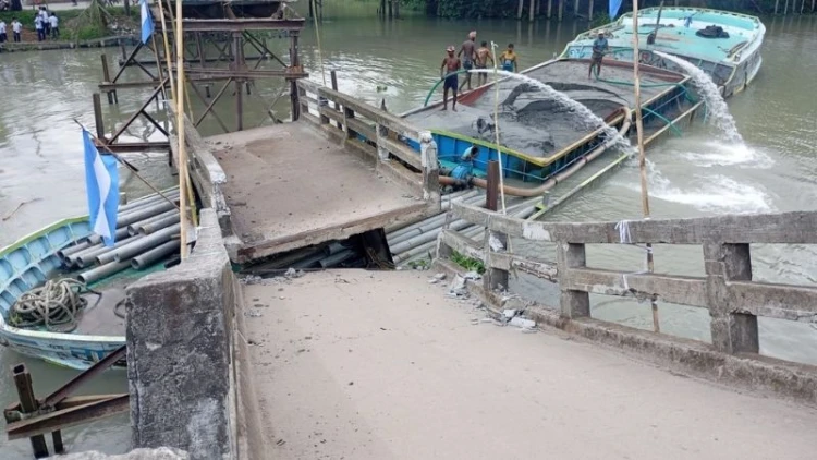 বাল্কহেডের ধাক্কায় ব্রিজ ধস, ভোগান্তিতে ৫ ইউনিয়নের মানুষ