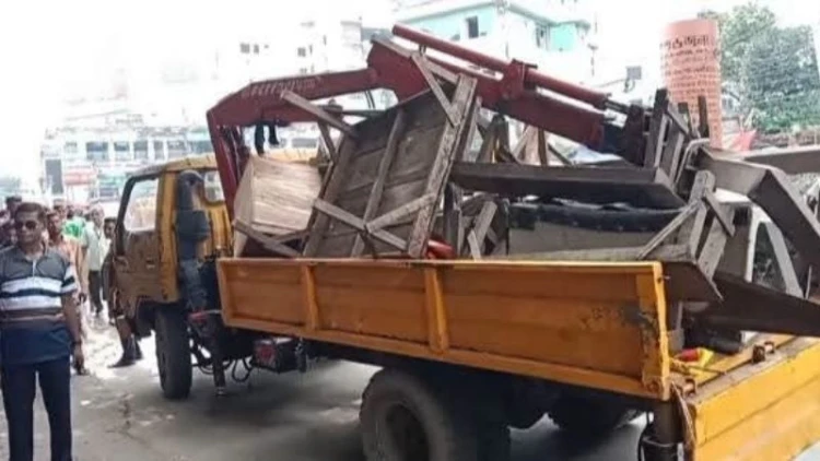 বগুড়ায় ফুটপাত দখলমুক্ত করতে উচ্ছেদ অভিযান
