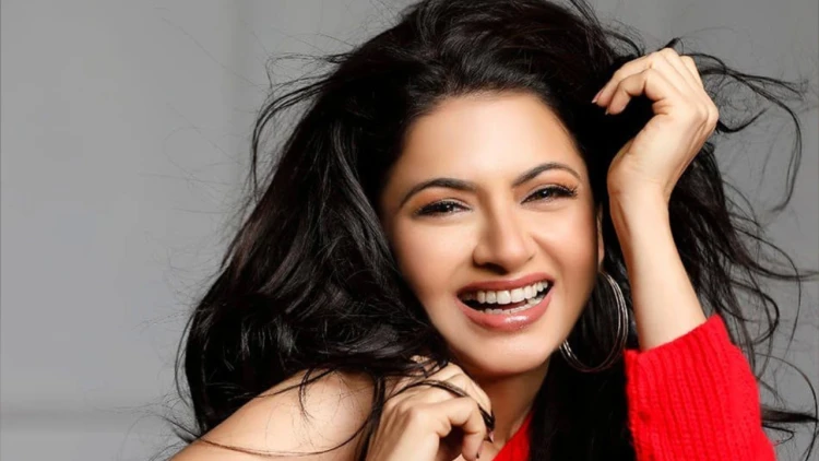 লাচ্ছি খাওয়া নিয়ে বিতর্কের মুখে বলিউড অভিনেত্রী ভাগ্যশ্রী