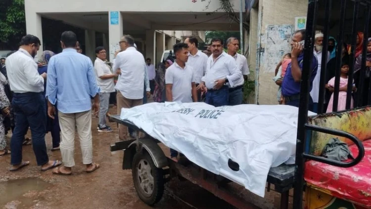 কাভার্ডভ্যান চাপায় স্বামী-স্ত্রী নিহত, অলৌকিকভাবে বাঁচল সন্তান