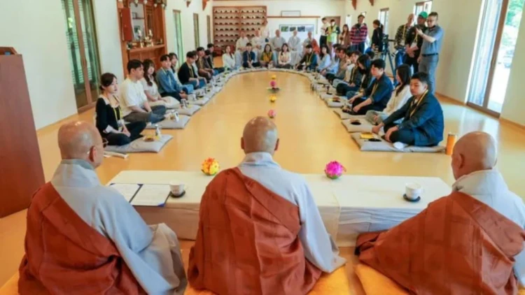 দক্ষিণ কোরিয়ায় জন্মহার বাড়াতে মন্দিরে স্পিড ডেটিংয়ের আয়োজন