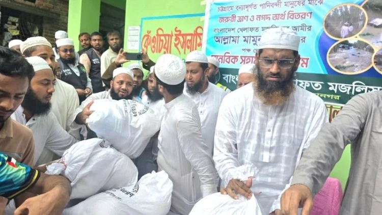 সাতকানিয়ার বন্যাদুর্গত এলাকায় মাওলানা মামুনুল হকের ত্রাণ বিতরণ